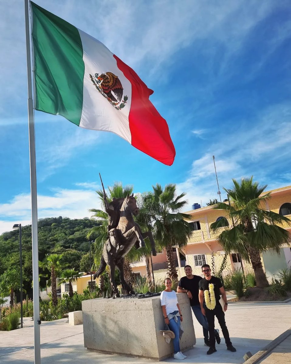 RubLinares's tweet photo. "Esos que no tengan miedo, que pasen a firmar" 🇲🇽

Ayoxuxtla, Puebla, con @MeyerFalcon y @Tabsnava. https://t.co/HKJ0iI2XjN