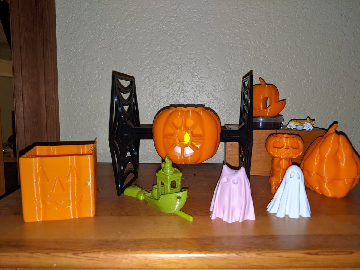 kareese's tweet photo. So i was going to take a nap... I guess i was making some spaghetti
I present the scariest Halloween decoration of all time a baby spaghetti monster.
And I got an awesome Halloween pen holder 😎
#3Dprinting #NotaFail https://t.co/pL3JKckTI6