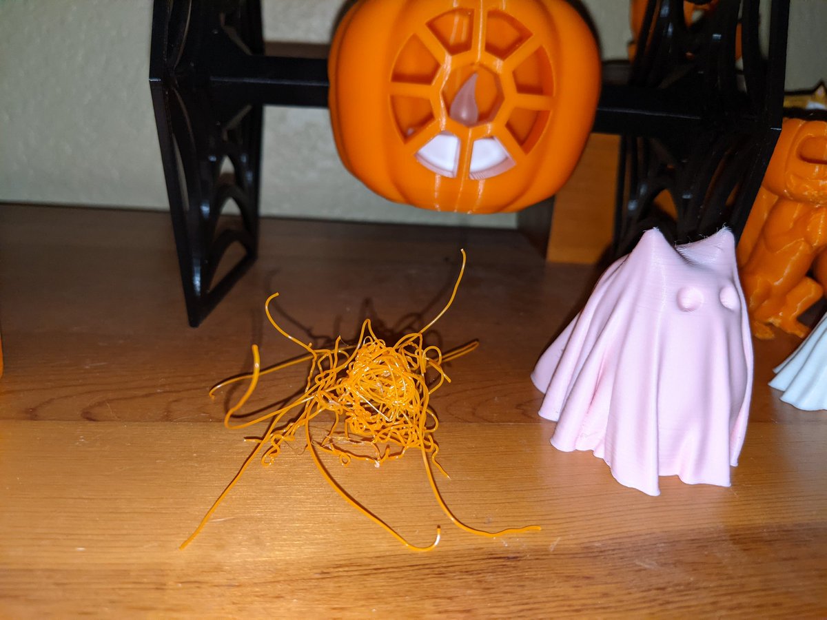 kareese's tweet photo. So i was going to take a nap... I guess i was making some spaghetti
I present the scariest Halloween decoration of all time a baby spaghetti monster.
And I got an awesome Halloween pen holder 😎
#3Dprinting #NotaFail https://t.co/pL3JKckTI6