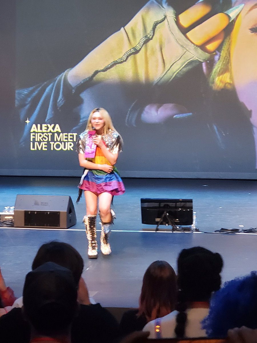 starrieskiez's tweet photo. ALEXA WITH THE FUCKING PRIDE FLAG #AlexainAtlanta #AleXainUSA https://t.co/1zVsbd2NXE