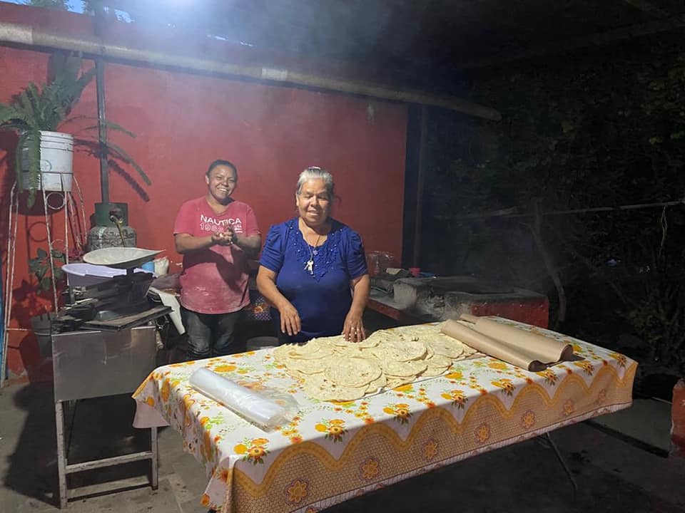 CCGDDGO's tweet photo. Dos #cocinerastradicionales que mantienen viva nuestra cultura alimentaria local, que mañana 23 de Octubre será declarada por el Gobierno del Estado Patrimonio Cultural Intangible de todos los Duranguenses. @EVillegasV https://t.co/k15kdO5hbr