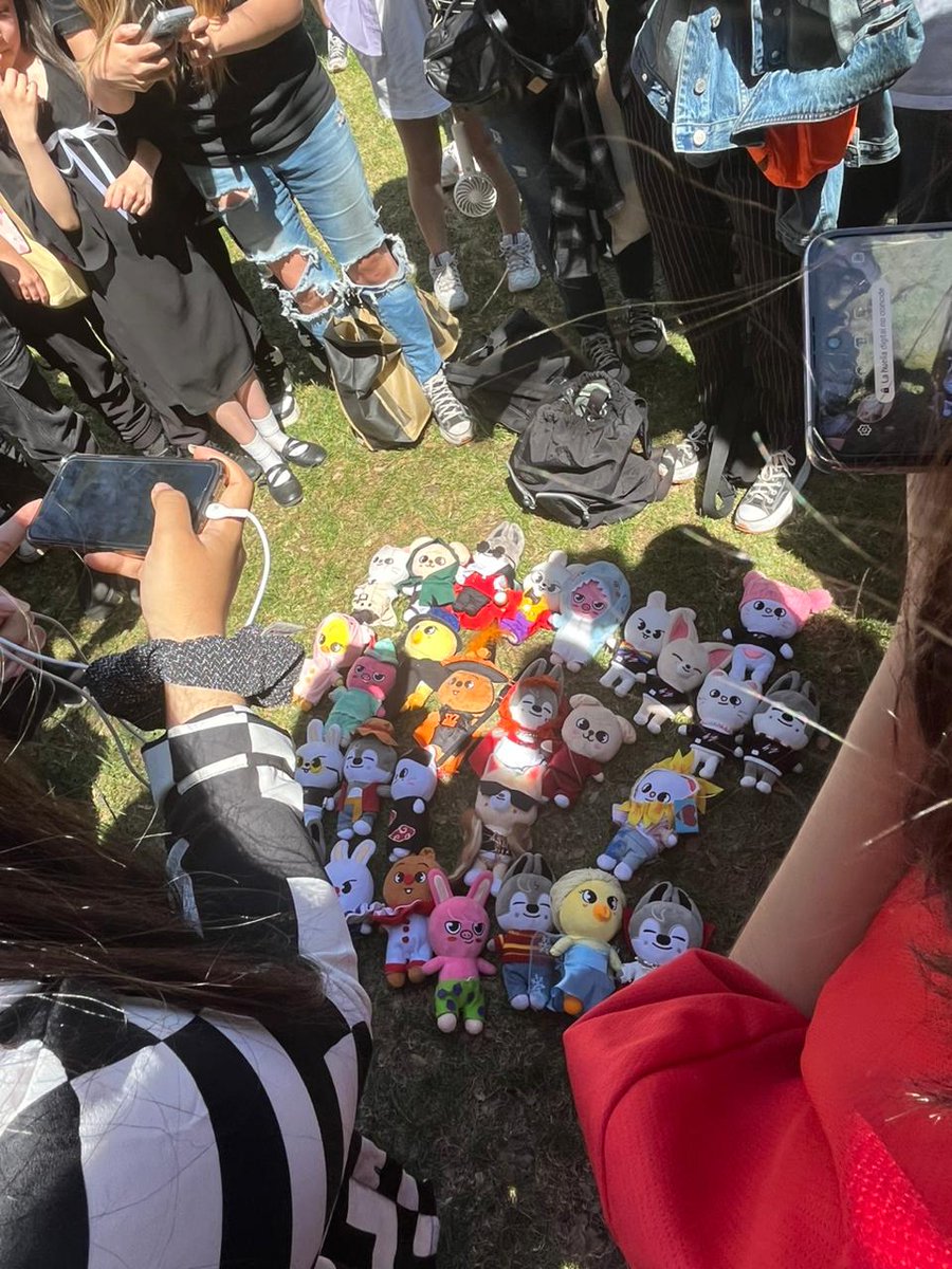 StrayKids_97's tweet photo. Evento de Stray kids hoy en santiago, chile❣️fueron más de 300 personas y fue un gusto participar de la organización ❤️

#StrayKids #chile #skz #스트레이키즈 https://t.co/wJEDU3qRVJ