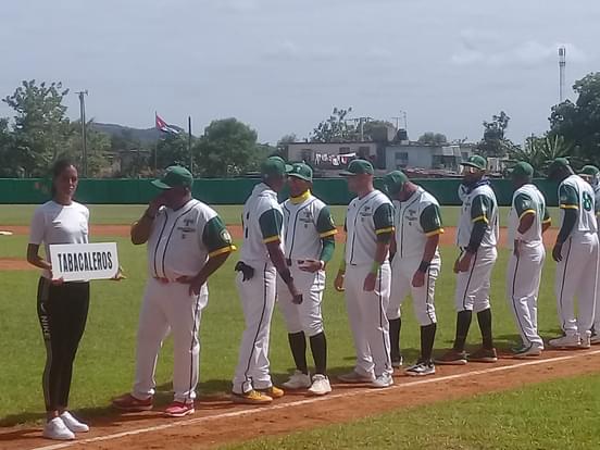 OdalisPrezMach1's tweet photo. ¡Comienza la pasión! con la apertura de la Liga Élite,
Tabacaleros VS Centrales en el #CristobalLabra. Presentes veteranos del béisbol que participaron en el primer equipo pinero que participó en series nacionales y representantes de la dirección del territorio. @CubaSNTECD https://t.co/7qEzQYlEVg
