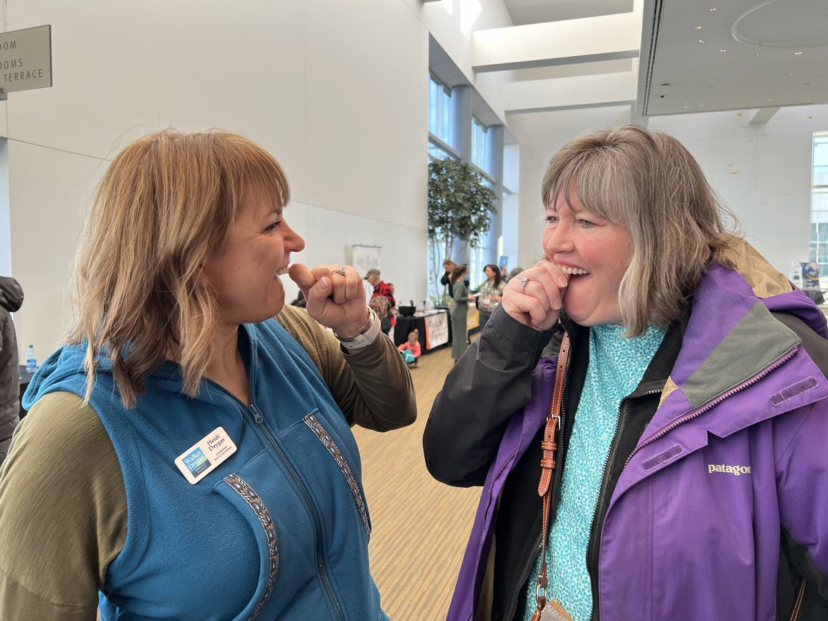 sara4alaska's tweet photo. Hand signel that you have something on your teeth demo by @HeidiDrygas. Wearing it demo by @sara4alaska.
Always tell your friends!
#election2022 #akelection https://t.co/bq276ThAlN