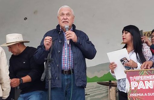 💙❤️ Durante nuestra visita al Cantón #Gualaceo, hicimos una parada en la Parroquia Daniel Córdova, donde participamos de un Bingo Solidario en beneficio de dos jóvenes de la comunidad. Qué gusto ver a todos los vecinos brindando su tiempo a esta causa.