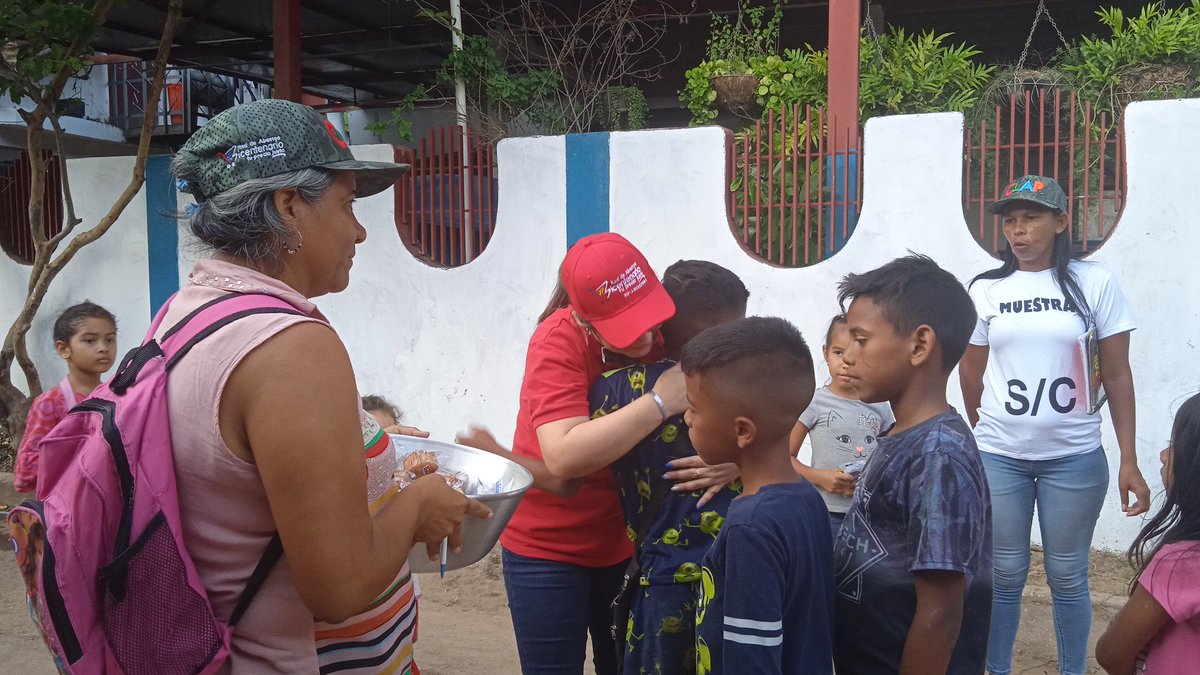 RABSA_OFICIAL's tweet photo. La solidaridad permanece en los sectores afectados en las Tejerías

@NicolasMaduro @delcyrodriguezv @dcabellor @LealTelleria @MinAlimenVen @rcamposc70 https://t.co/hGu4bMaXzD