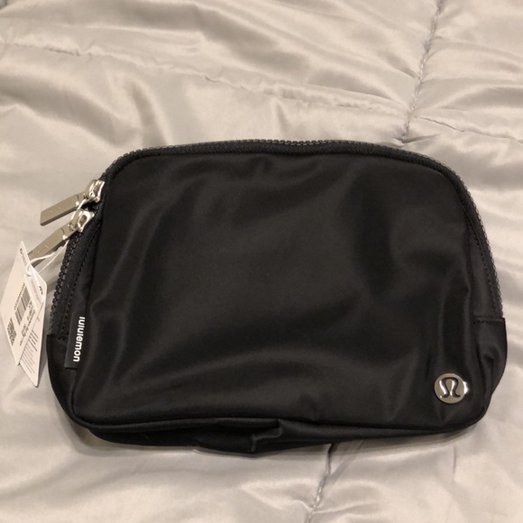 jtpesto's tweet photo. So good I had to share! Check out all the items I'm loving on @Poshmarkapp #poshmark #fashion #style #shopmycloset #gucci #lululemonathletica #youngfabulousbroke: https://t.co/Q1mTPVoIGh https://t.co/tqOIxPNNb1