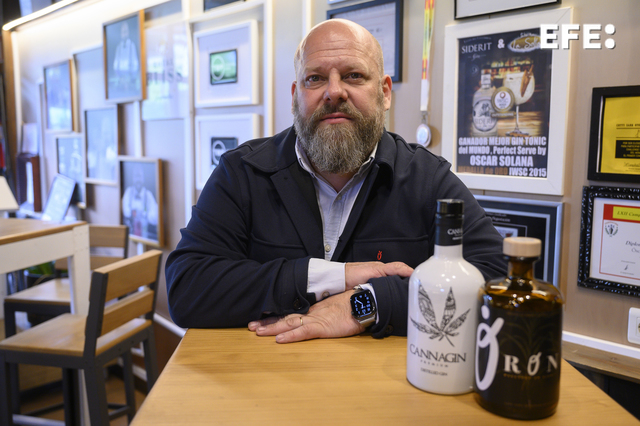 EFEnoticias's tweet photo. CRÓNICA | El coctelero que cobra por no consumir: "Lo hago por respeto a la profesión".

Por Iratxe Rodríguez y Pablo Ayerbe

https://t.co/i8nqFDUXnQ https://t.co/s12MjxtzlK