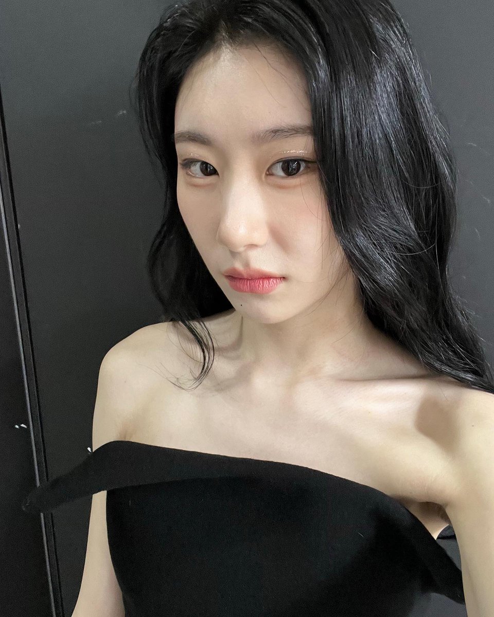 chaernyeong's tweet photo. Exclusively made with a pinch of exquisite drop and a lavish of pinkish cherub that bloom all over the cheeks, here I provide you one more breathtaking sequence in a chapter of "Miss Divine Chaeryeong" to admire in the middle of autumn's blissful warmth and its lovely serenade. https://t.co/3v26YIDtsN