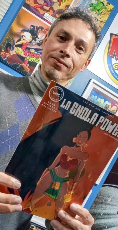 MEDcomicsPeru's tweet photo. Renato Gago, guionista en el universo de MEDcomics con su ejemplar de la primera superheroína del Perú, La Chola Power edición #argentina gracias a @UMC_Comics https://t.co/l6FdgF9DgK