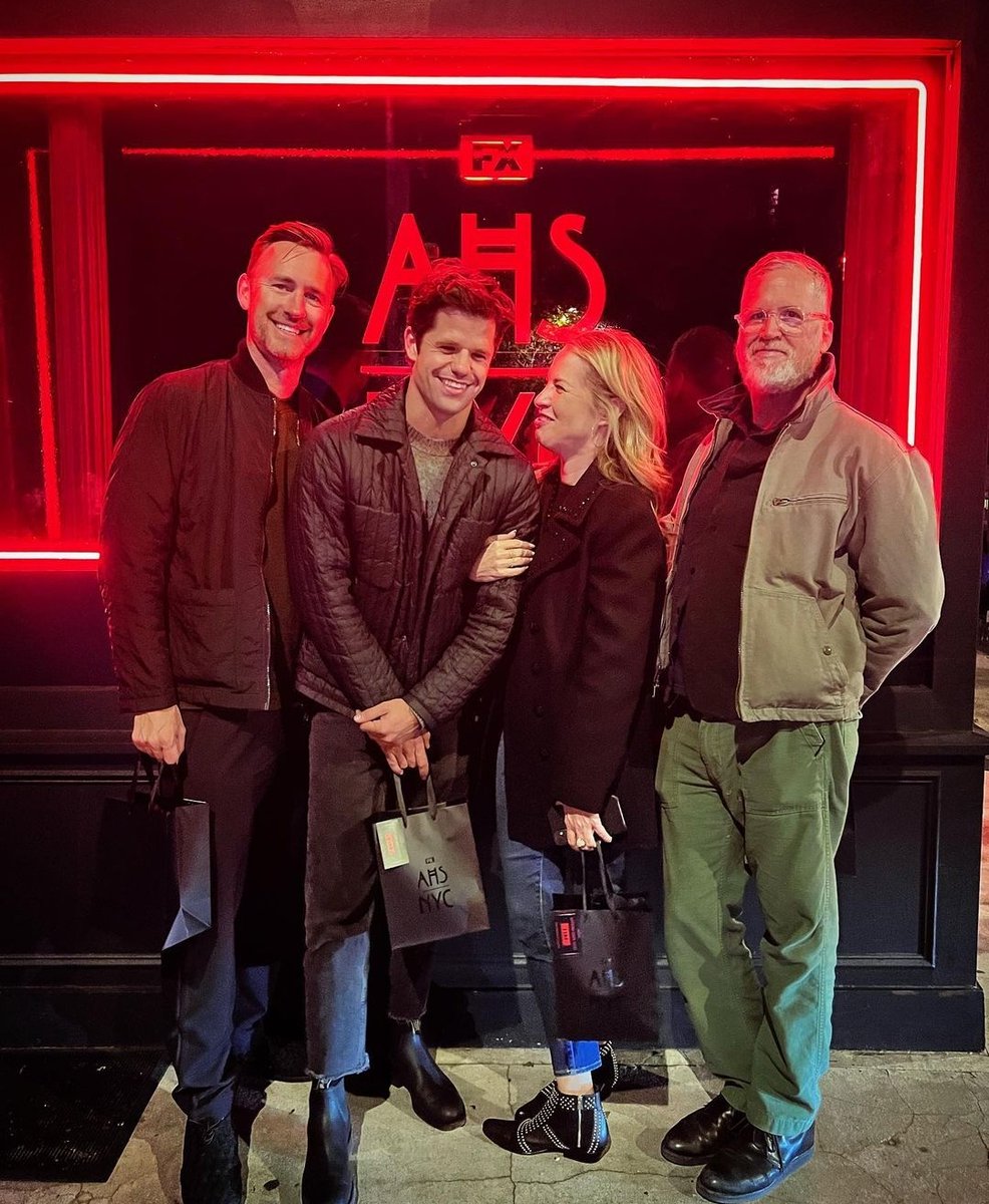 TWLATAM's tweet photo. 📱| Charlie Carver vía Instagram
"Reímos. Lloramos. Aprendimos nuestra palabra segura... Todo el grado para una noche de sábado. Ven a ver la INCREÍBLE tienda de ASH:NYC en la calle Christopher si puedes ⛓️ #ash #ashnyc @AHSFX @hulu" https://t.co/j040DWp1NM