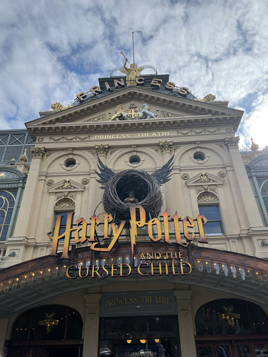 MonBonTTV's tweet photo. Holy shit! Harry Potter and the cursed child was freaking amazing!! @CursedChildLDN would 100% recommend to literally anyone! https://t.co/EEyWY4tKg8