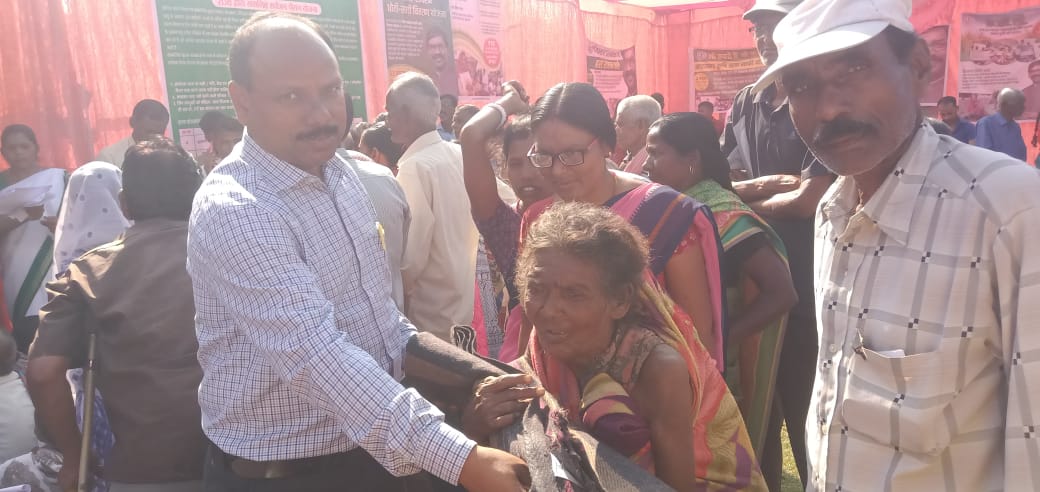 ABpradhan2's tweet photo. Prakhand vikas padadhikari ke dwara ek vriddh mahila ko kambal pradan karte hue https://t.co/cw5OE22lRG