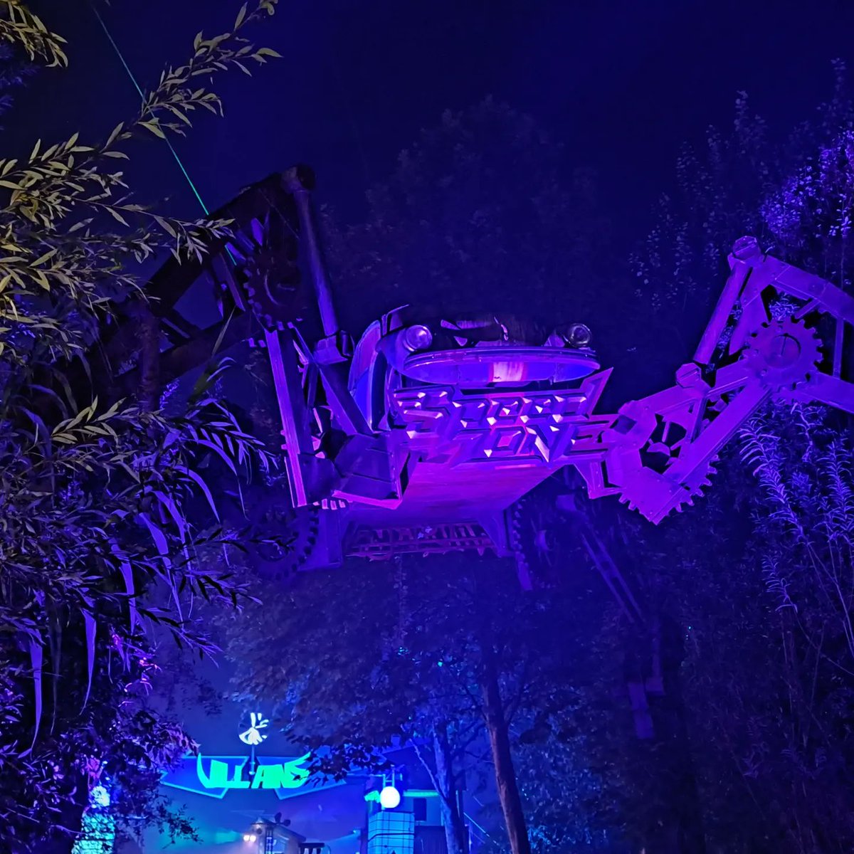 Whoknowsthemost's tweet photo. Ik wil alleen nog maar naar pretparken in het donker. #FRIGHTNIGHTS @WalibiHolland #frightlight https://t.co/g3kbEkehB8