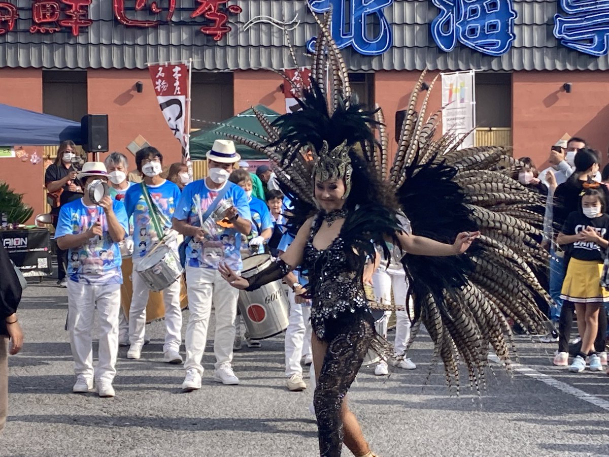 CerejeiraMbpw's tweet photo. 軽快な音楽共にサンバカーニバルが🪘
よくあんなヒールで踊れるなと驚くばかり👠
ファイサオもあんな感じで羽根付けたらアミーゴ感が増すんじゃないか?🐔🪶
ブラジリアンな琴線に触れるんでしょう、サンバの音楽は何か響きますね🇧🇷
#本庄市 #gogohalloween #ゴーゴーハロウィン #ハロウィン #サンバ https://t.co/CTwwGwybFO