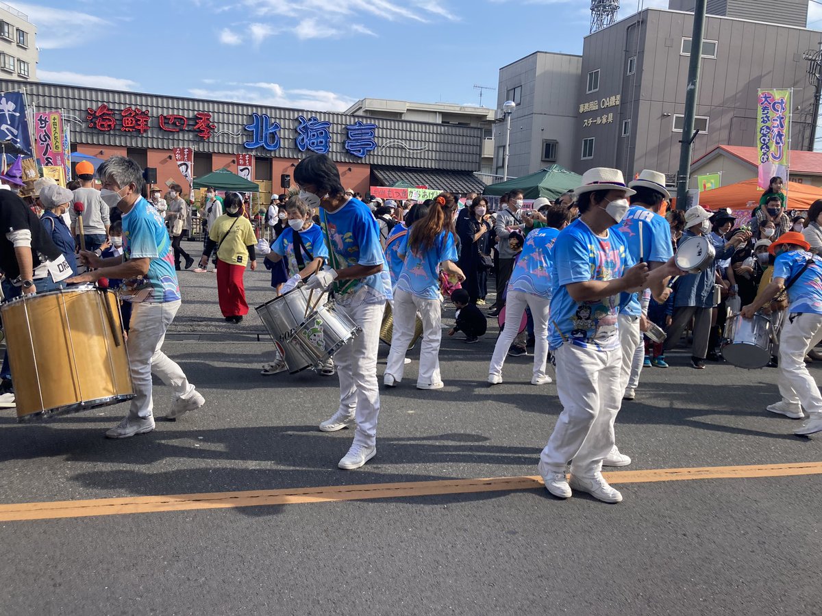 CerejeiraMbpw's tweet photo. 軽快な音楽共にサンバカーニバルが🪘
よくあんなヒールで踊れるなと驚くばかり👠
ファイサオもあんな感じで羽根付けたらアミーゴ感が増すんじゃないか?🐔🪶
ブラジリアンな琴線に触れるんでしょう、サンバの音楽は何か響きますね🇧🇷
#本庄市 #gogohalloween #ゴーゴーハロウィン #ハロウィン #サンバ https://t.co/CTwwGwybFO