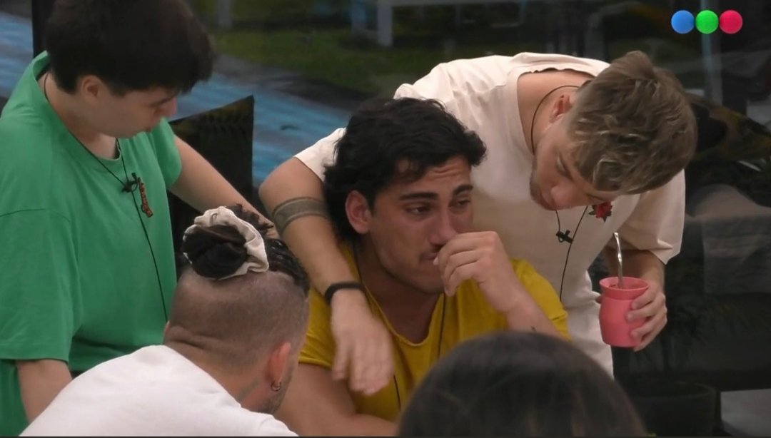 MalDormidoOK's tweet photo. - Por qué lloras? Porque te la extrañas, porque te acordaste el final de #Titanic o porque a 10 min de irte de la casa te diste cuenta que eso garpaba más que ser un salame? #GH2022 #GranHermamo #GranHermano #JackHolder https://t.co/mVB5zrrB2B