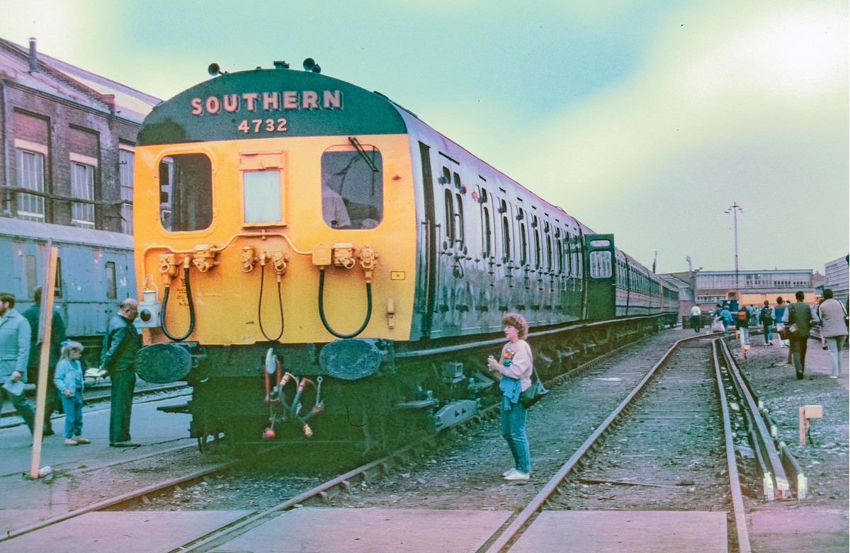 EightiesTrains's tweet photo. Class 405 "The Green SUB" No. 4732 at Eastleigh Open Day. 29th May 1983. #GreenSub #EastleighOpenDay https://t.co/0wo4mH25fF