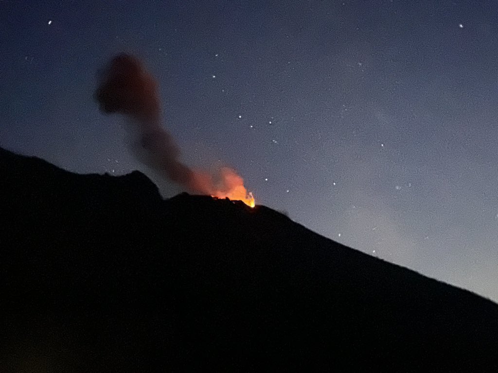 AGSItalytrip's tweet photo. Amazing scenes at 400m on Stromboli - packed lunches at sunset and students avidly watching for eruptions! https://t.co/2n87NXb28m