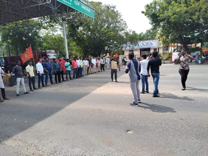 saravanankovai1's tweet photo. தமிழனுக்கு ஒரு பிரச்சனைன்னா முதல் ஆளா போராட்டக் களத்திற்கு வருவது #நாம்தமிழர்கட்சி மட்டும்தான்

#ஆந்திரா சுங்கசாவடியில் தமிழர்கள் தாக்கப்பட்டதை கண்டித்து, இன்று இராணிப்பேட்டை மாவட்டம் வாலாசாப்பேட்டை சுங்கசாவடியில் இராணிப்பேட்டை தொகுதி நாம் தமிழர் கட்சி சார்பாக முற்றுகை போராட்டம் https://t.co/rkvfLfKJdk