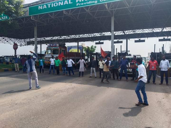saravanankovai1's tweet photo. தமிழனுக்கு ஒரு பிரச்சனைன்னா முதல் ஆளா போராட்டக் களத்திற்கு வருவது #நாம்தமிழர்கட்சி மட்டும்தான்

#ஆந்திரா சுங்கசாவடியில் தமிழர்கள் தாக்கப்பட்டதை கண்டித்து, இன்று இராணிப்பேட்டை மாவட்டம் வாலாசாப்பேட்டை சுங்கசாவடியில் இராணிப்பேட்டை தொகுதி நாம் தமிழர் கட்சி சார்பாக முற்றுகை போராட்டம் https://t.co/rkvfLfKJdk