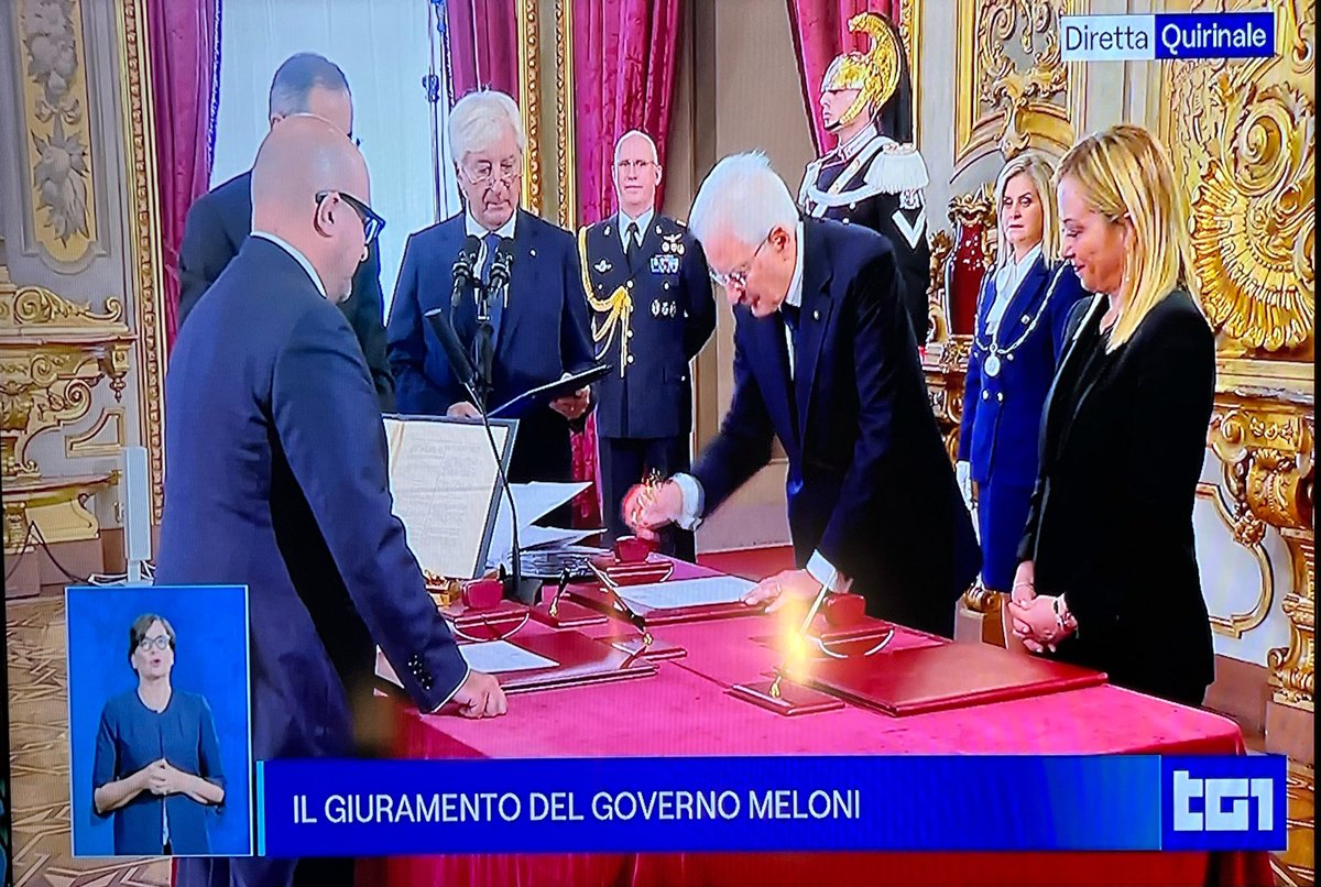Buon lavoro al mio ormai ex direttore Gennaro San Giuliano che sarà un ottimo Ministro della Cultura!  #governomeloni #ministrocultura #direttoretg2 #sangiuliano