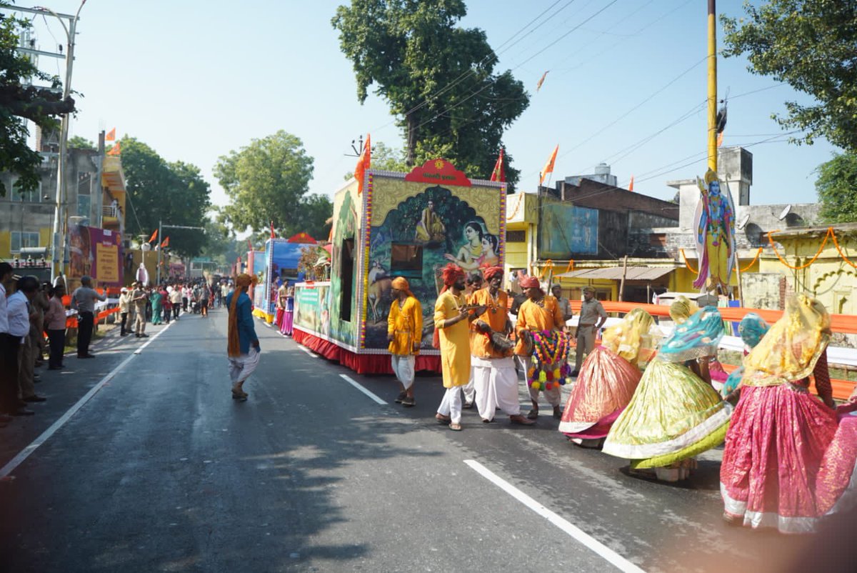 The mesmerising #ShobhaYatra has begun in the admiration of #ShriRam. There are colours of festivities all around, smile on everyone's face, and beauty is what the whole city is. Here's to #Deepotsav2022! #DeepotsavAyodhya2022 #Ayodhya2022 #Deepotsav #Ayodhya #UPTourism