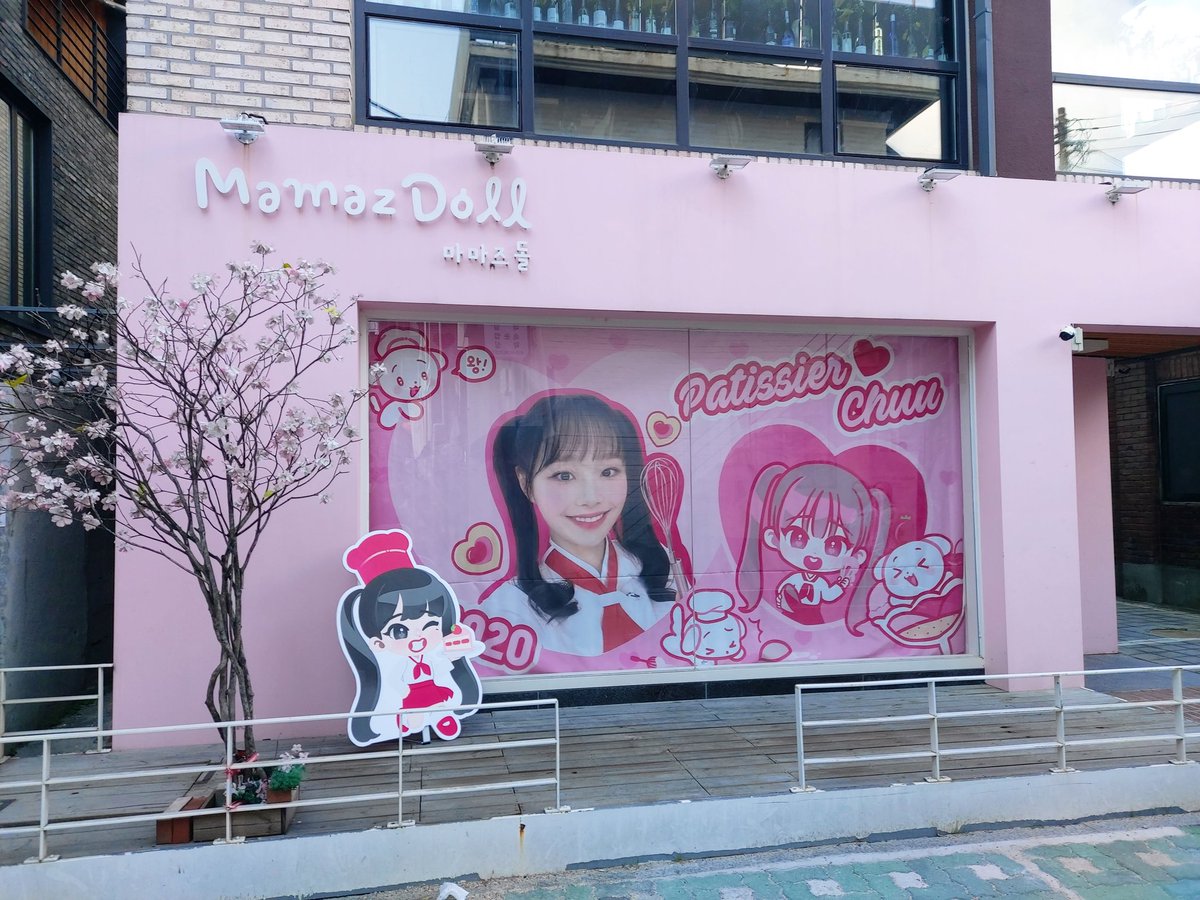 chuu_bbokki's tweet photo. 🎀마마즈돌🎀

골목 들어가자마자 너무너무 귀여운 곳이🥺
내부도 너무너무 사랑스럽고 귀여워서 구경하는 내내 행복했어요!!ෆ˙ᵕ˙ෆ 그리고 럭드1등!! 당첨되고  대형판넬 가지게 돼서 너무너무 행복해요^//^ 히히

#Happy_Chuu_day
#오늘도_내일도_행복하츄 https://t.co/20F5Cc5Y1U