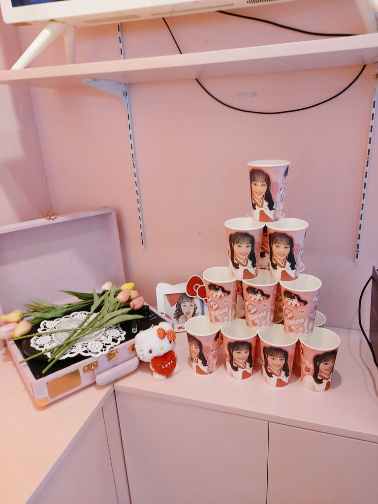 chuu_bbokki's tweet photo. 🎀마마즈돌🎀

골목 들어가자마자 너무너무 귀여운 곳이🥺
내부도 너무너무 사랑스럽고 귀여워서 구경하는 내내 행복했어요!!ෆ˙ᵕ˙ෆ 그리고 럭드1등!! 당첨되고  대형판넬 가지게 돼서 너무너무 행복해요^//^ 히히

#Happy_Chuu_day
#오늘도_내일도_행복하츄 https://t.co/20F5Cc5Y1U