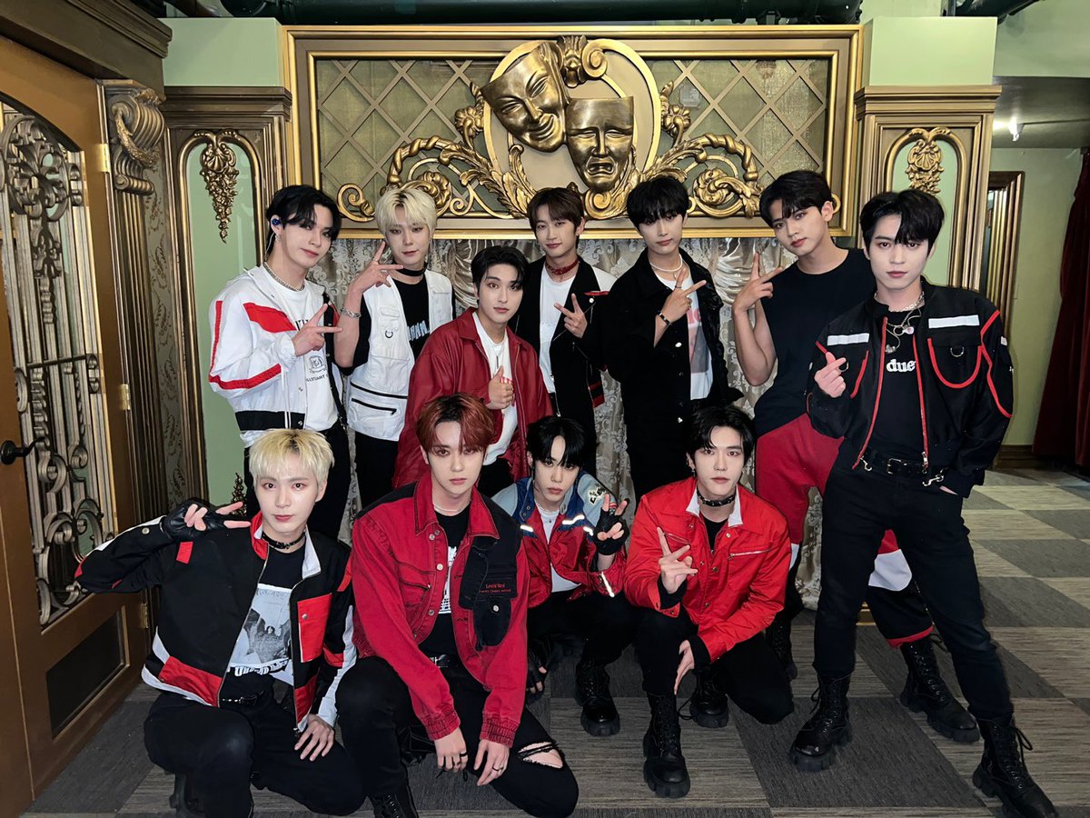 OmegaX_official's tweet photo. [📸]

LOS ANGELES를 마지막으로 2022 OMEGA X WORLD TOUR[CONNECT :Don't give up]가 마무리되었습니다👏🏻
많은 사람들에게 환호와 응원을 받는 기분은 늘 표현하기 어려울 정도로 행복하다고 느껴요💚
사랑과 응원 보내주신 포애기들 너무 고마워요🫶🏻

#OMEGA_X #오메가엑스
#CONNECT #Dont_give_up https://t.co/bmfy3SGCMu