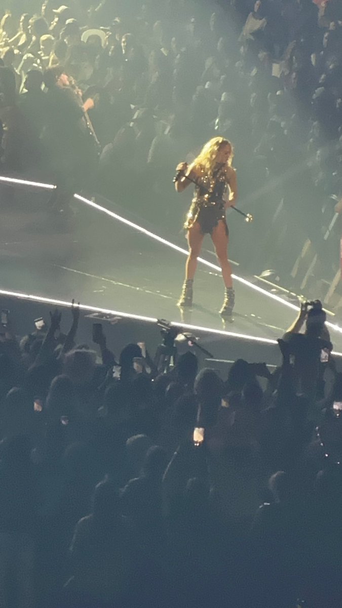 duffy963's tweet photo. What a show!!!! ❤️ @carrieunderwood  you better win EOTY after this omg! #DenimAndRhinestonesTour https://t.co/6reS2qKC14