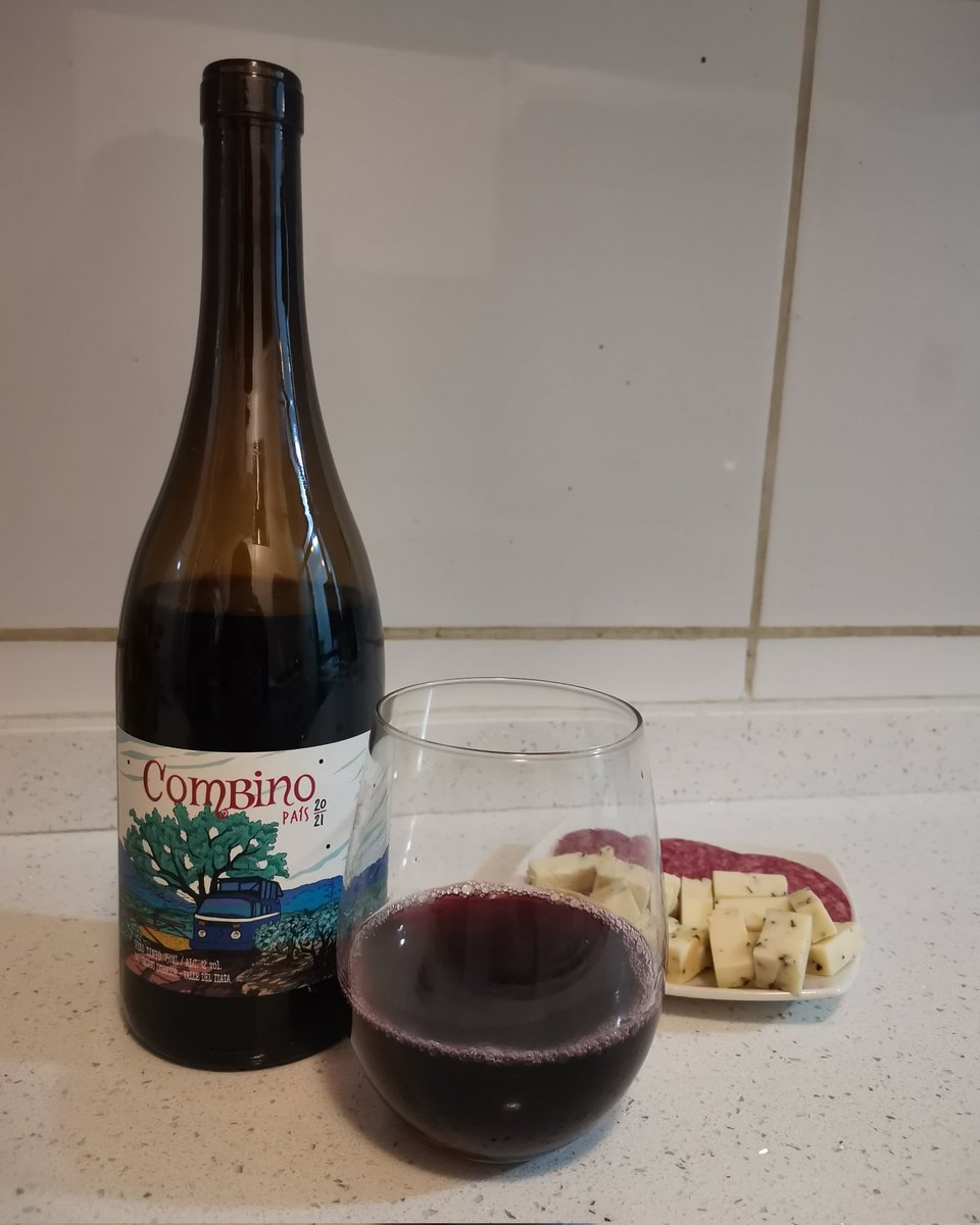PauloSanMartn1's tweet photo. Cerrando la jornada con su pipeño bacán.

Rica cepa país de #combino 🤤🍷

#BuenSabado https://t.co/oODqe1KfX6