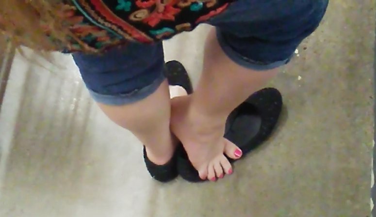 ShoeplayU's tweet photo. Sole Sister showing off on a shopping trip. Full video available. Click the link on my bio. #shoeplay #dipping #dangling #shoeplayvideo https://t.co/pE3knjpJsd