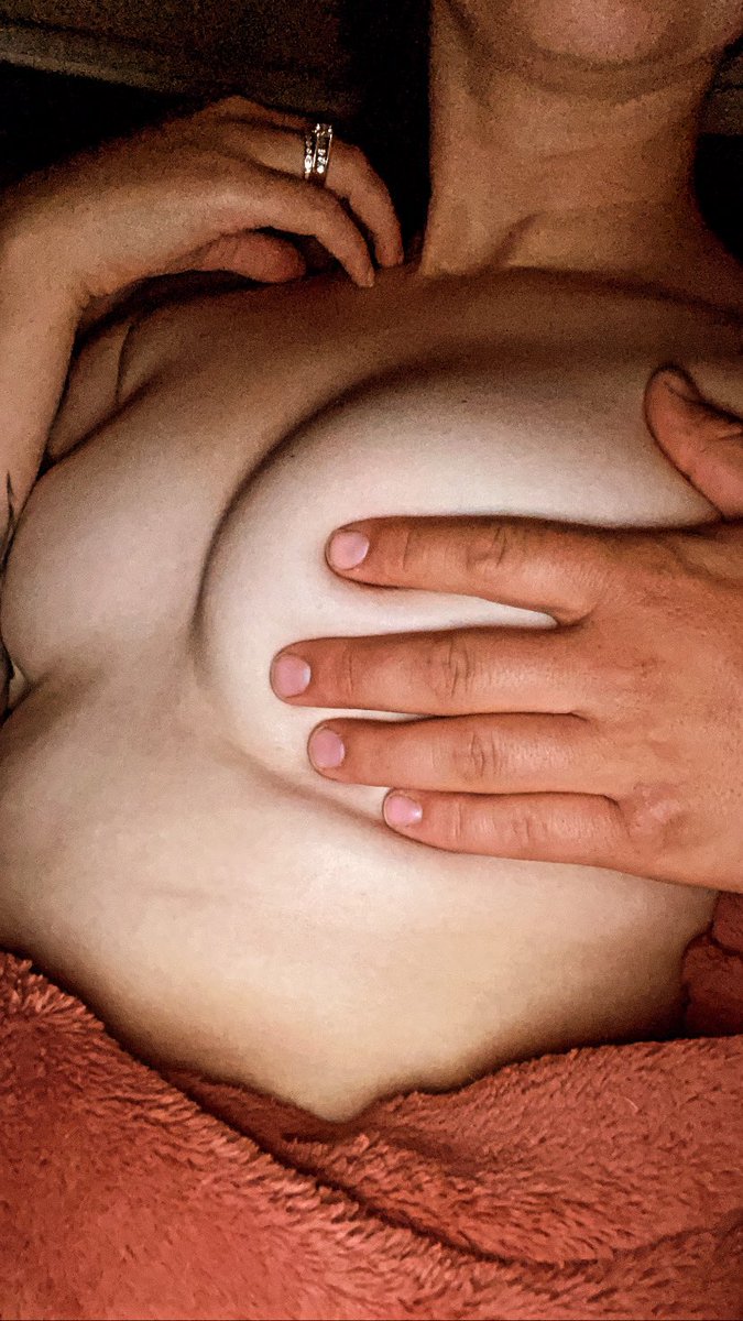thatsammygreen's tweet photo. #manhands #boobgrab #boobs #ittybitty #Spicycontent https://t.co/uHhizMSvNg