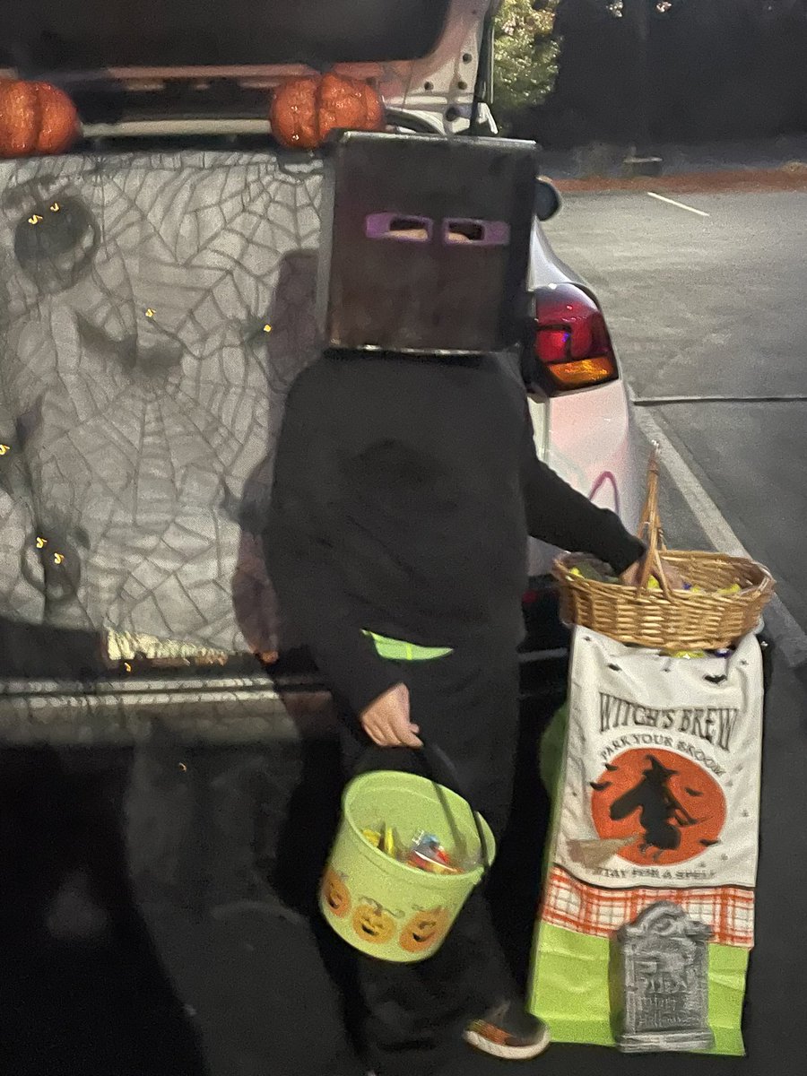 JessicaTurgeon's tweet photo. Trunk or Treat https://t.co/uEYPsbTKFA