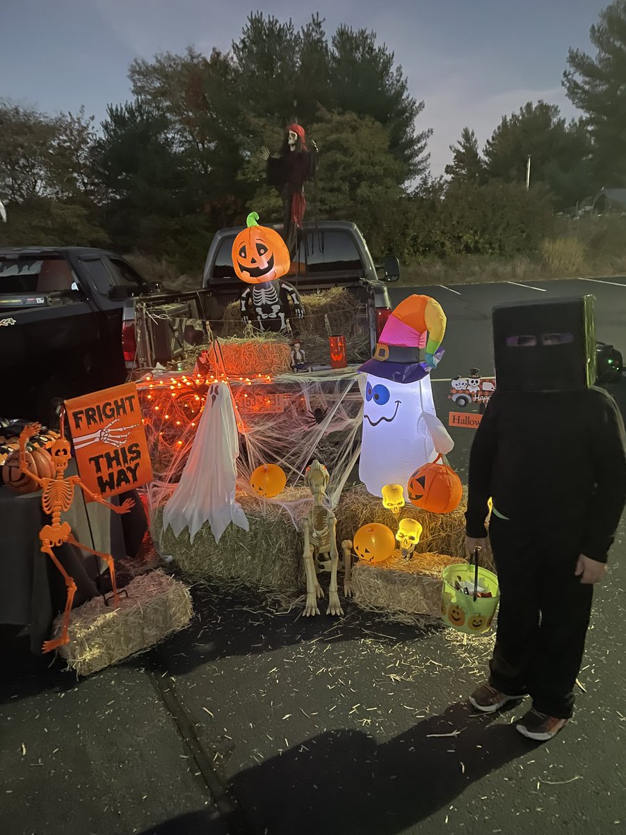 JessicaTurgeon's tweet photo. Trunk or Treat https://t.co/uEYPsbTKFA