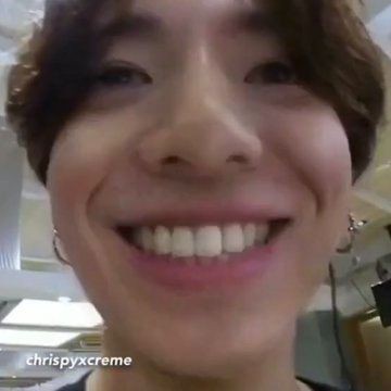 BackTheSoul's tweet photo. 💜✋| Eles literalmente falando coreano e eu assim fingindo que estou entendendo tudo e sorrindo pra tela 👀

@BTS_twt | #bts| #btsarmy| #btsbusanconcert | ~🐺 https://t.co/py5yVQeshE