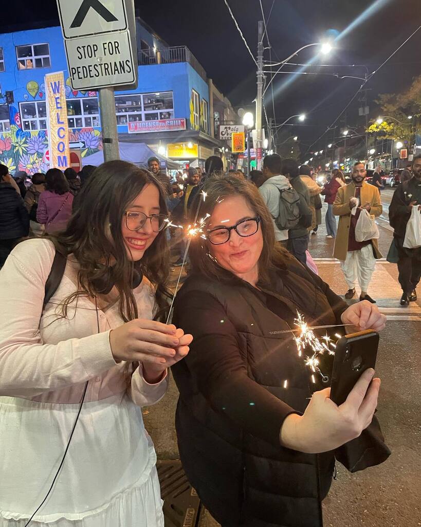 MandaPantsD's tweet photo. Happy Diwali ✨
#festivaloflights #divinelight #prosperity #peace https://t.co/2BjhMBmhJf