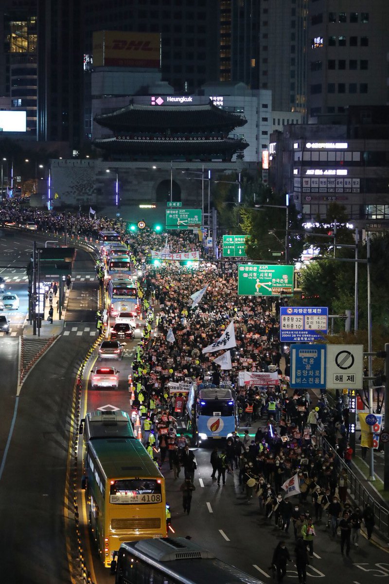 อิจฉาคนเกาหลี ที่สามารถออกมาม็อบขับไล่นายกได้อย่างเสรี บนถนนด้วยนะ แล้วตำรวจช่วยดูแลและอำนวยความสะดวกให้กับประชาชน