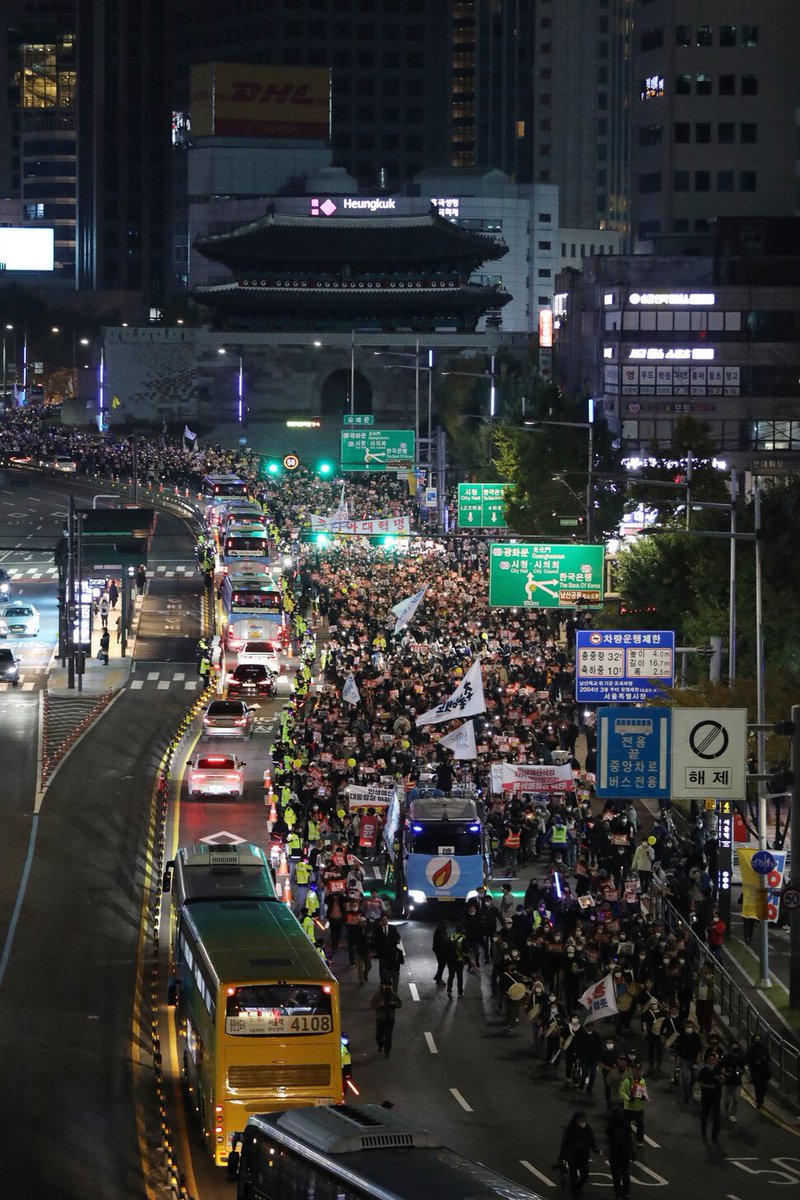 อิจฉาคนเกาหลี ที่สามารถออกมาม็อบขับไล่นายกได้อย่างเสรี บนถนนด้วยนะ แล้วตำรวจช่วยดูแลและอำนวยความสะดวกให้กับประชาชน