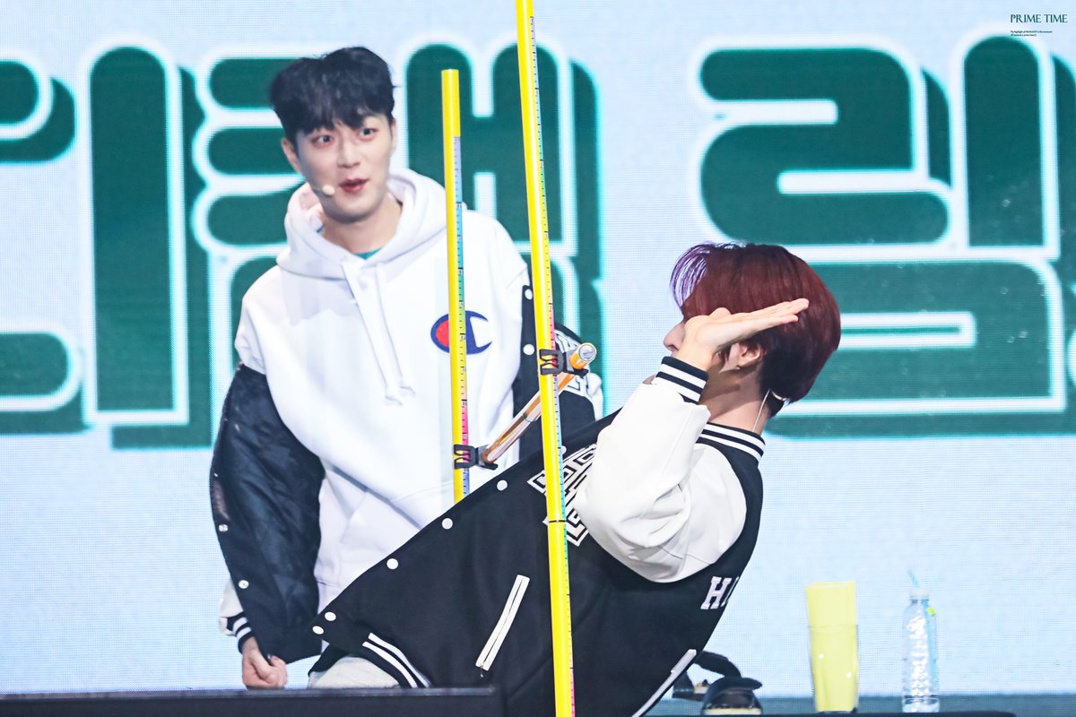 PT_DJ74's tweet photo. 221015 하이라이트 팬콘 

막내에겐 가뿐한 림보 
대장을 곁들인 

#하이라이트 #윤두준 #손동운 https://t.co/WJgu4yQcb3