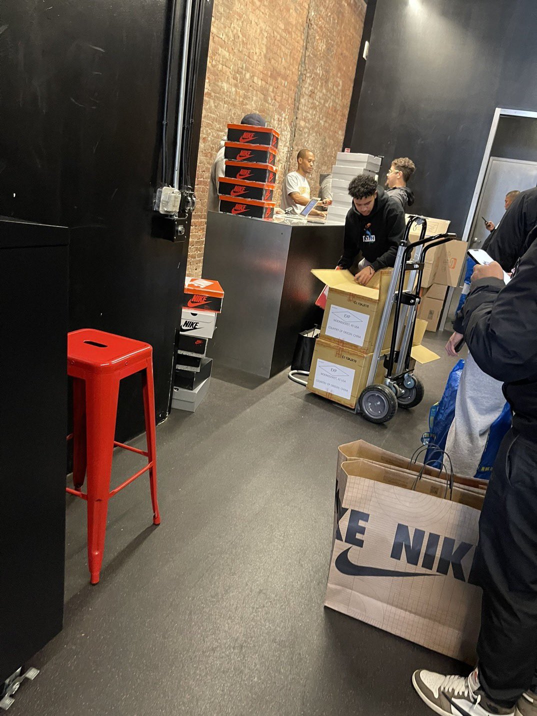 brendandunne on X There s a photo circulating left of Flight Club s seller dropoff that appears to show a guy unloading Lost and Found Jordan 1s early. Someone who says they were there