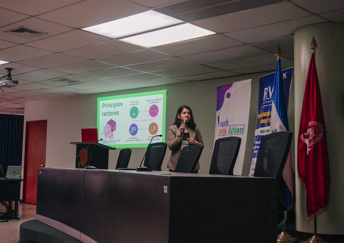 HubFSsv's tweet photo. 📌 Como #HubFSsv, presentamos el tema de Financiamiento Climático y Sostenible 🌎💰 y además contribuimos a la redacción y revisión de propuestas sobre #FinanzasClimáticas y #TransformaciónEconómica de la Declaración Nacional de Juventudes sobre Cambio Climático 2022. 🇸🇻 https://t.co/bHlq0QczV9