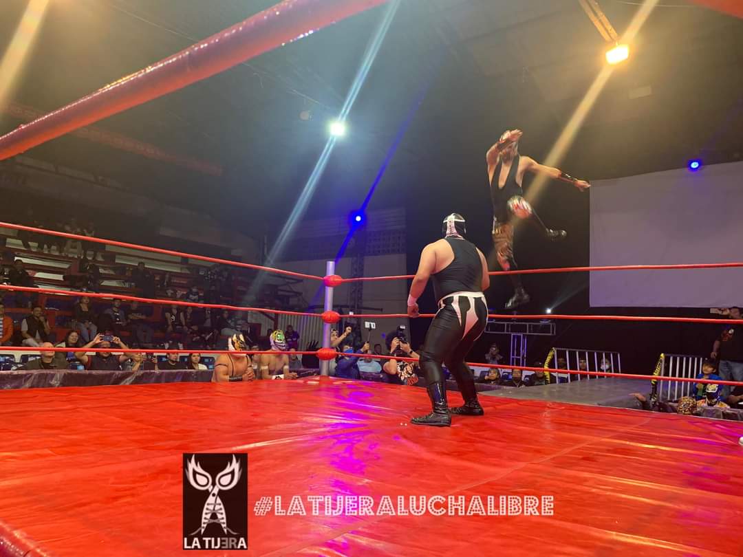 LaTijeraLucha's tweet photo. #GoldenJr y #King se llevan la eliminatoria por el #CampeonatoDeParejasDeCentroaméricaDeInnova dejando en el camino a 3 parejas que dejaron todo arriba del cuadrilátero con #InnovaProducciones en la #ArenaLopezMateos ...
#latijeraluchalibre https://t.co/eFXF5hmOeL