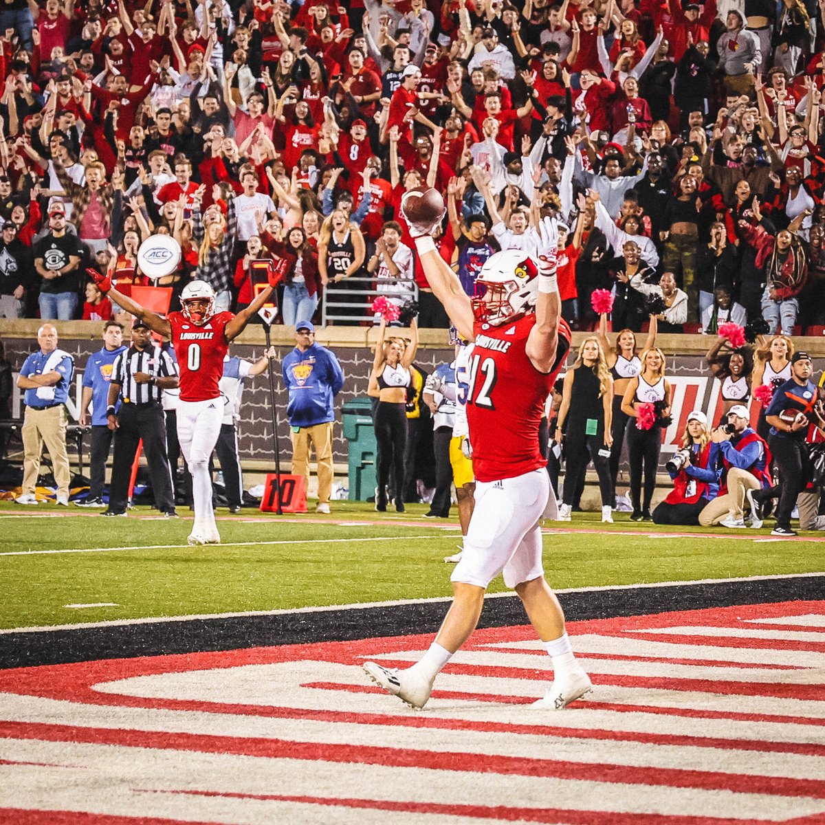 LouisvilleFB's tweet photo. .@JoshLifson with his first TD of the year 🙌 

Q4 | Cards 14, Pitt 10

#GoCards https://t.co/WDvLRFDxtJ