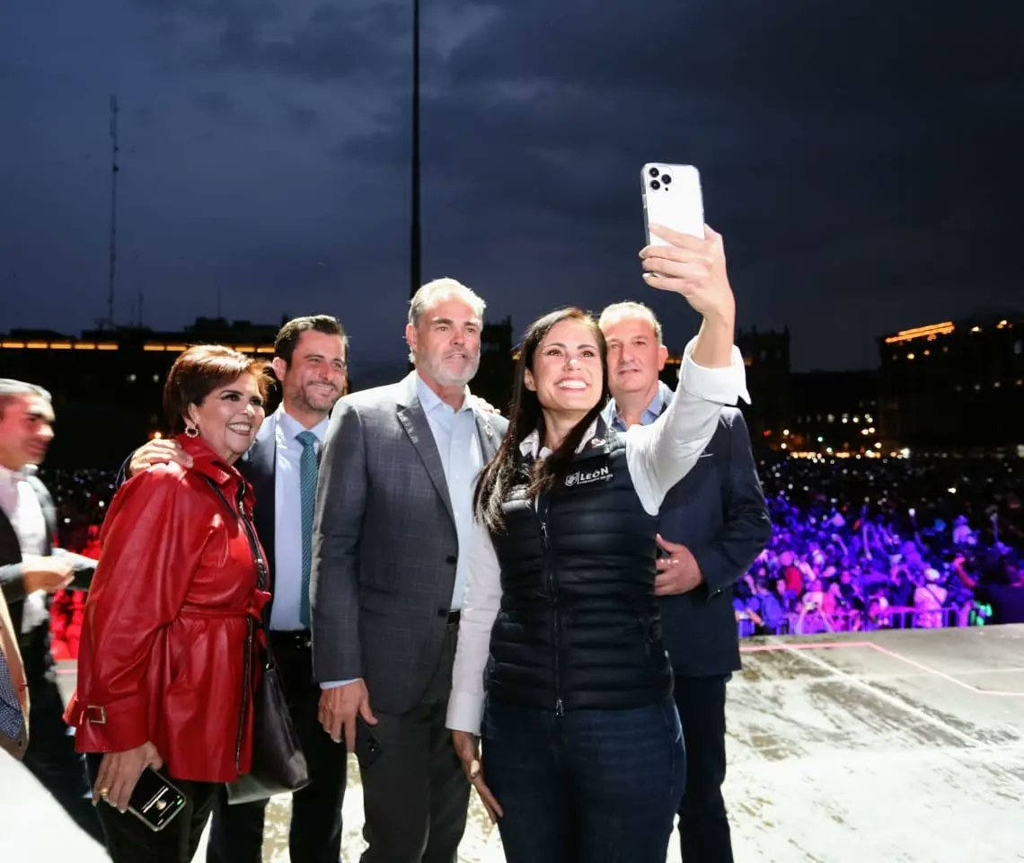 CONCANACO's tweet photo. Impulsando el turismo, nuestro Presidente Héctor Tejada, participó  en la inauguración del Festival Internacional del Globo en la Ciudad de México.
#UnidosEnAccionesPositivas 
#NocheMágicaZócalo https://t.co/A3oU3AtjOM