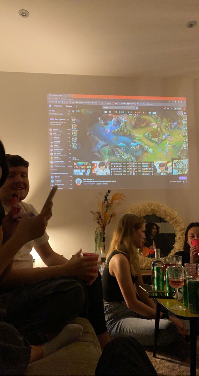 @cytrxx2 put on worlds and is explaining league at a party…