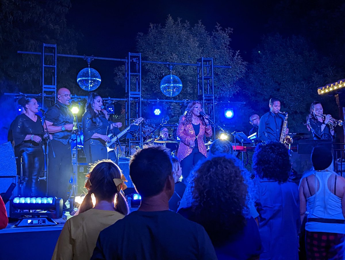 ericmj1's tweet photo. Not your average Halloween party, Gloria Gaynor performing in our friends backyard! https://t.co/FqeQ33c8gY