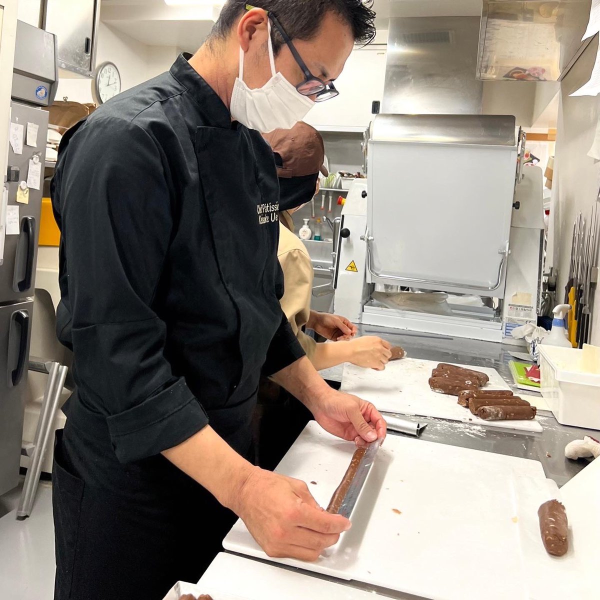 patissier_ueno's tweet photo. モチベーションは自らあげていくもの。
ポジションを表現する大切なユニフォームだからこそ、ものづくりする者として焼きあげる菓子一つ一つにも想いを込めたい。
#chefswear
#コックコート #COOKCOAT
#SMOOTHFIT_COOKCOAT
#住商モンブラン #住商モンブラン_chefswear
#PR https://t.co/EOi4QA1Vak