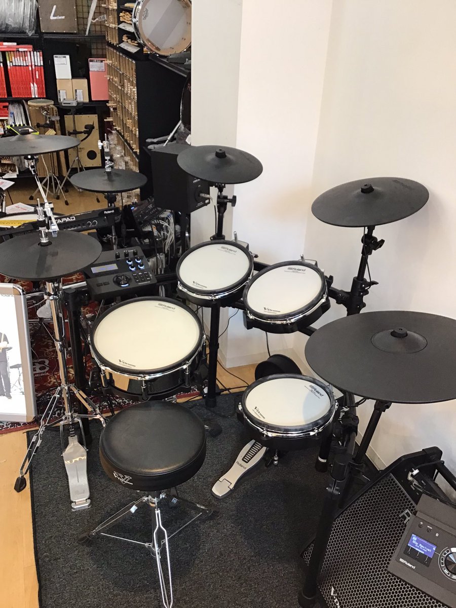 drum_key_shin's tweet photo. 最高峰の演奏性、音質とコンパクトさを兼ね備えた『TD-27KV』が『TD-27KV2』として大幅パワーアップ！

ざっくりと変わったところをご紹介👌
・ハイハットが最先端のデジタル接続に
・クラッシュシンバルの薄型化
・新規エフェクト追加
・新規キット追加
・Roland Cloudとの連携機能追加 https://t.co/Fywi9Kjmol